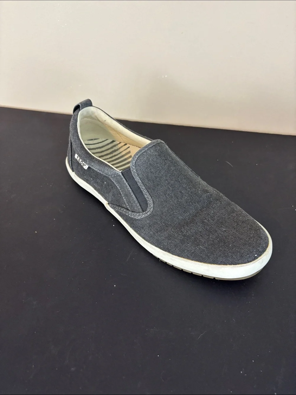 Taos Dark Gray Dandy Canvas Slip-on Shoe Sneaker Size 8.5